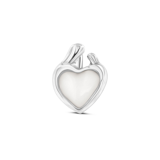 Herzförmiger Anhänger aus Silber mit einer Fläche aus Muttermilch-Kunstharz in hellem Weiß.