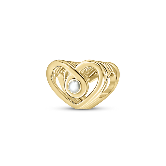 Herzförmiger Ring aus goldfarbenem Metall mit einer Muttermilch-Kunstharz-Kugel in der Mitte.