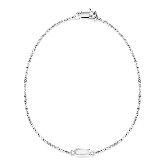 Silbernes Muttermilch-Armband Britt mit feiner Ankerkette und kleinem rechteckigem Muttermilchstein zwischen den Gliedern.