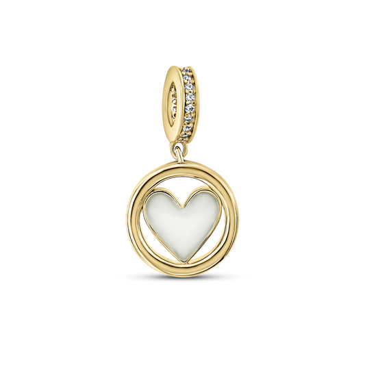 Muttermilch-Charm Eline in Gelbgold: Herz aus Muttermilch in rundem Ring, an einer mit klaren Steinchen besetzten Öse.