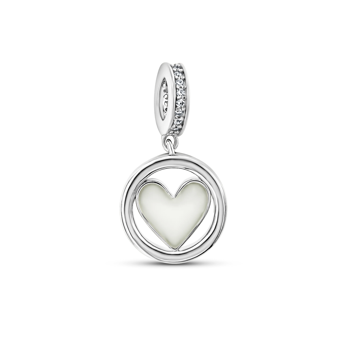 Silberner Charm mit Herzform aus Muttermilch-Kunstharz, umgeben von einer schlichten, glänzenden Fassung und funkelnden Zirkonia-Steinen.