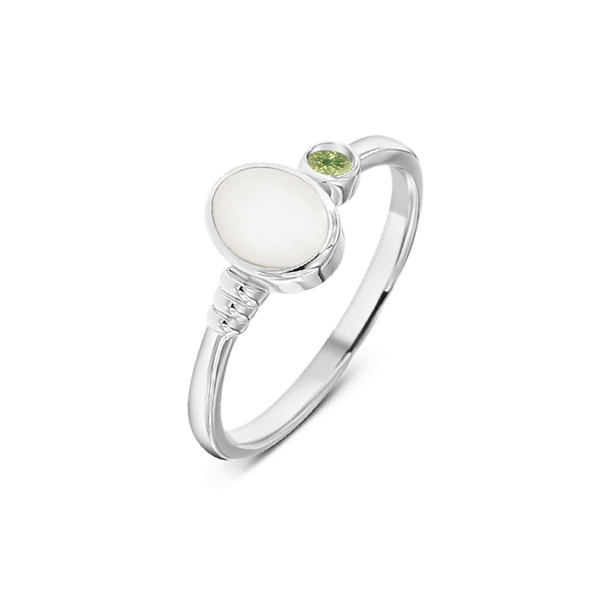 Silberner Ring mit einer runden Muttermilch-Kunstharzfläche und einem kleinen grünen Stein.