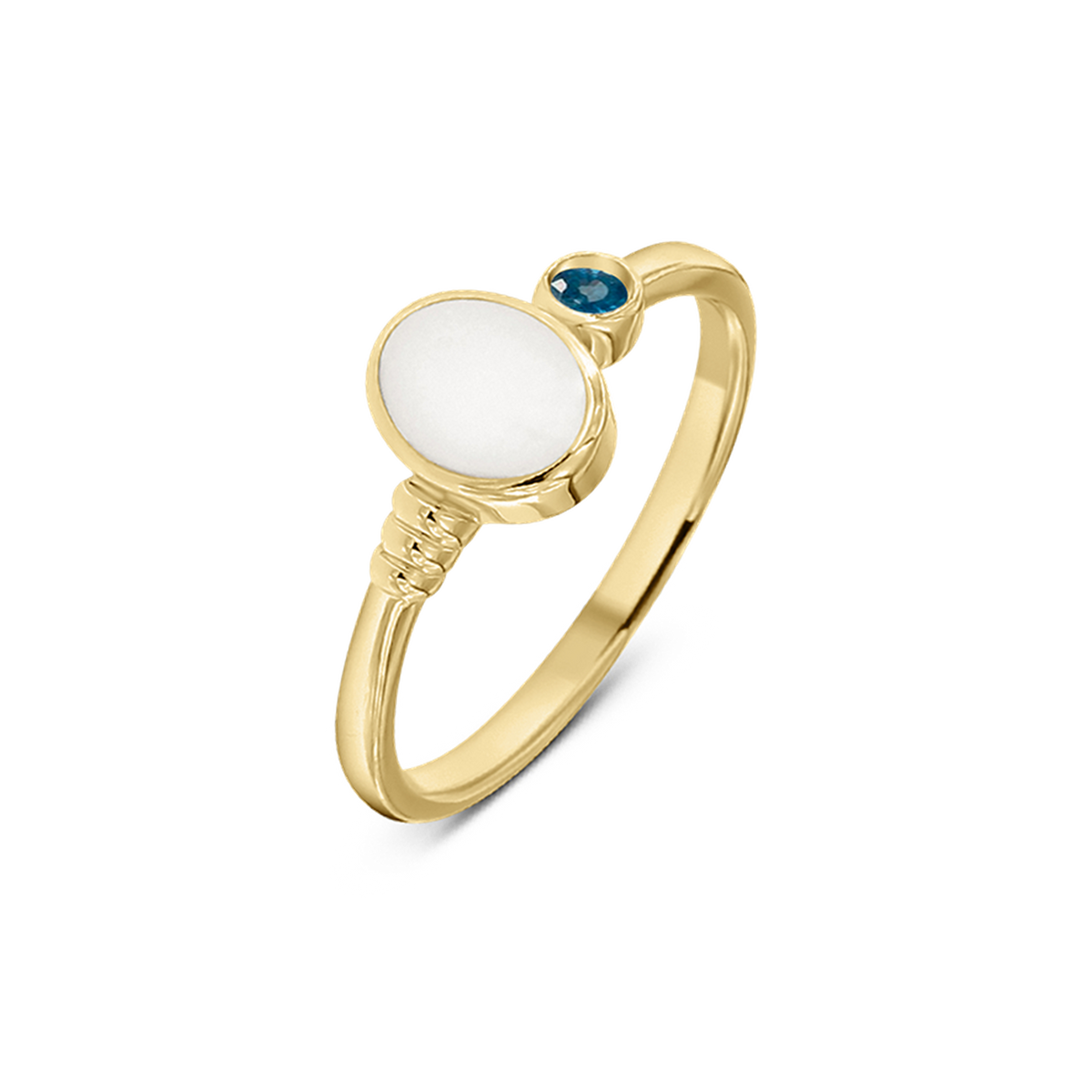 Goldener Ring mit einer runden Muttermilch-Kunstharzfläche und einem blauen Stein.