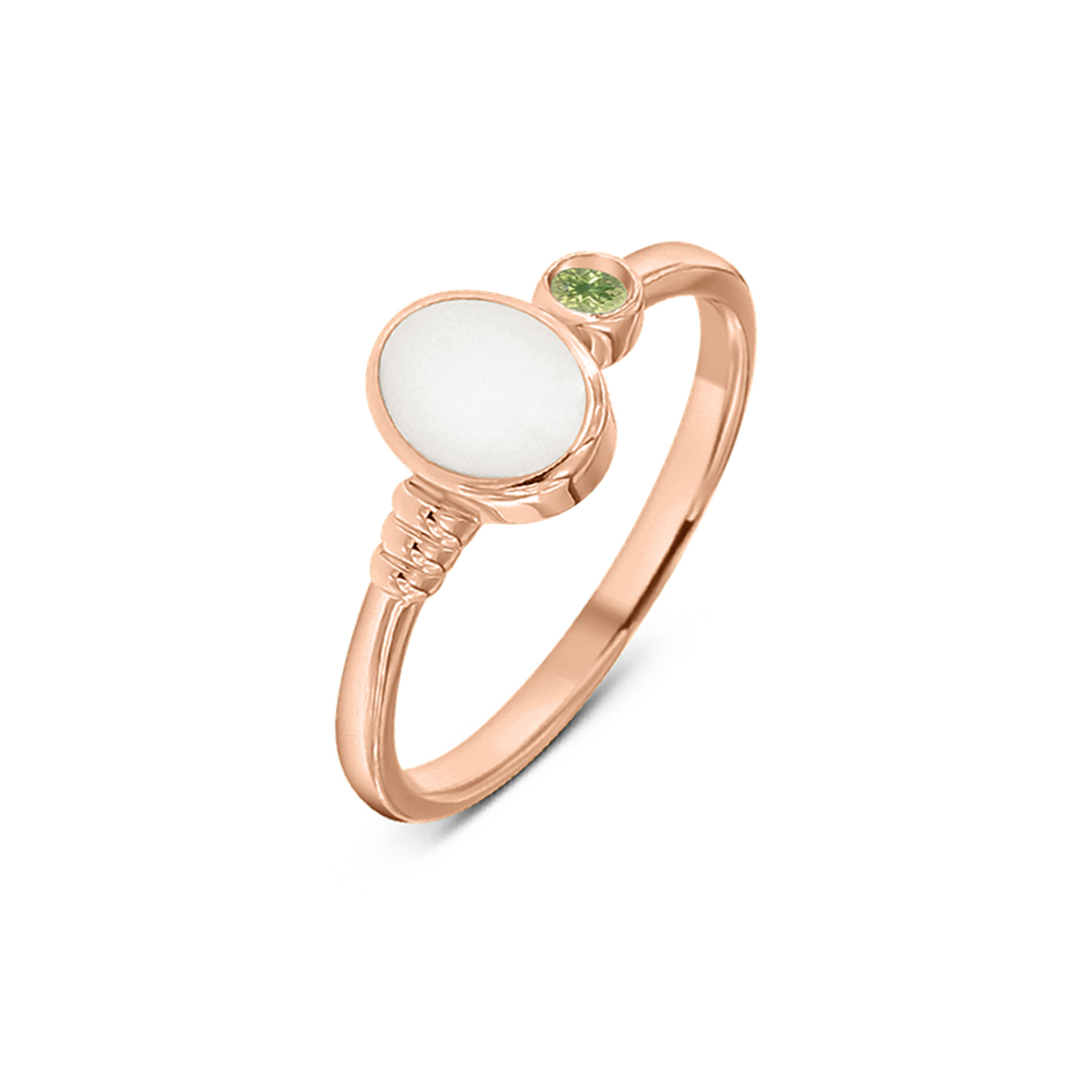 Ring aus Roségold mit einer runden Muttermilch-Kunstharzfläche und einem kleinen grünen Stein.