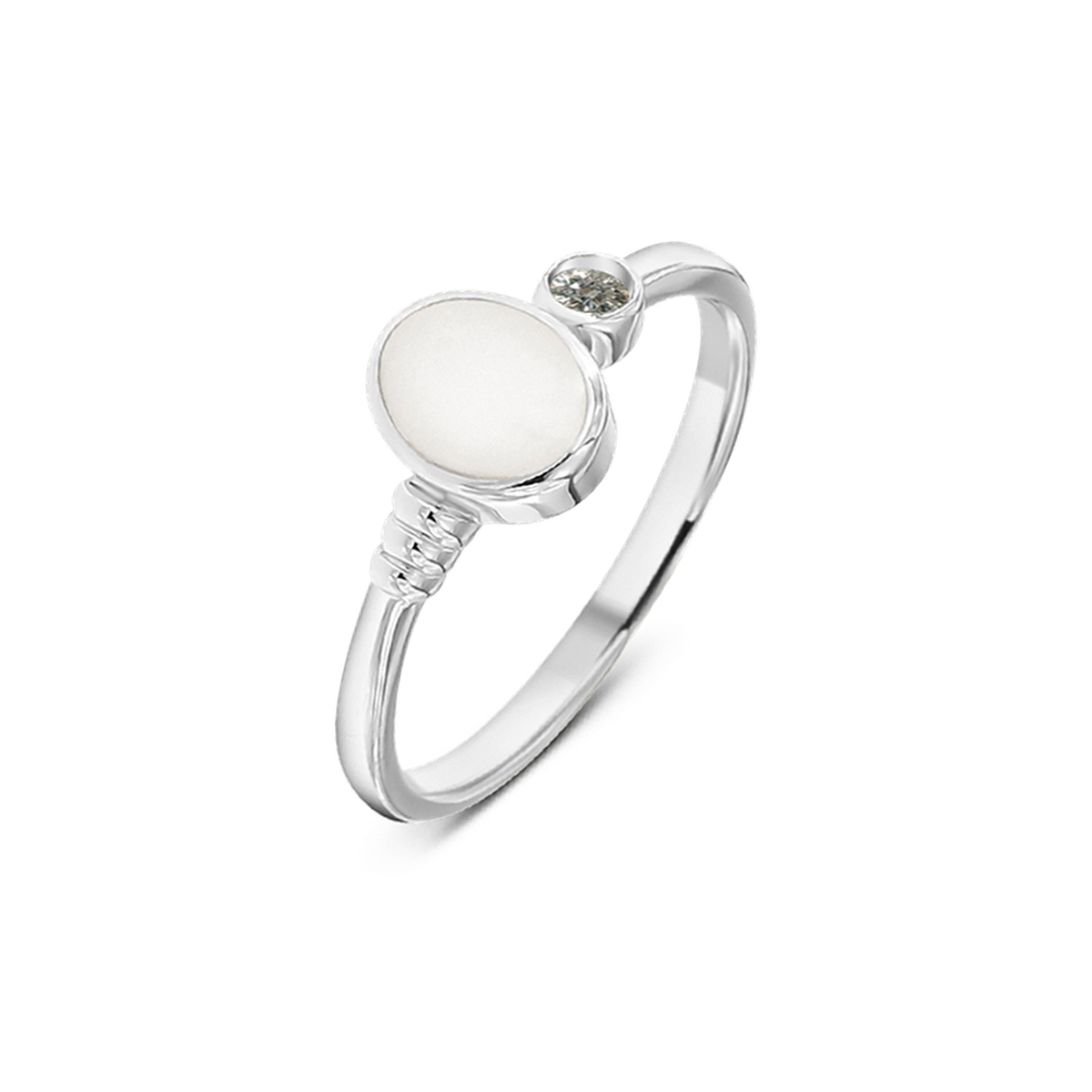 Silberner Ring mit runder Muttermilch-Kunstharzfläche und kleiner, funkelnder Steinfassung.