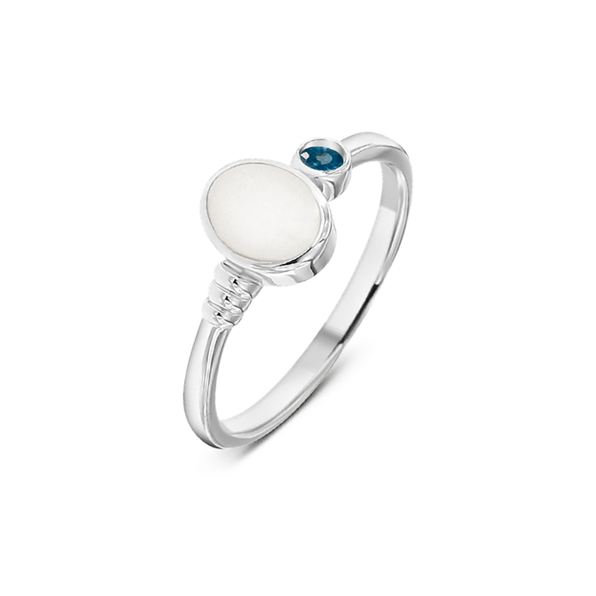 Silberner Ring mit einer runden, weißen Muttermilch-Kunstharzfläche und einem blauen Stein an der Seite.