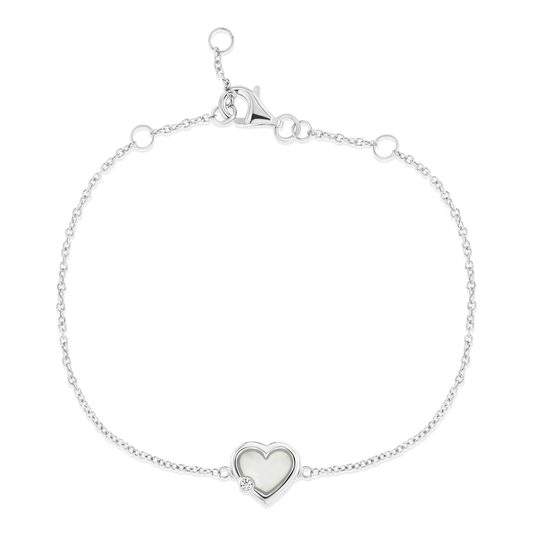 Silbernes Armband mit herzförmigem Anhänger aus Muttermilch-Kunstharz, feine Gliederkette und Karabinerverschluss.