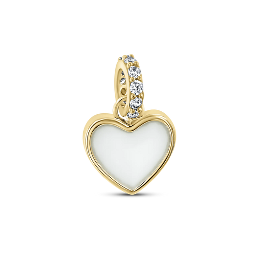 Herzförmiger Anhänger aus goldfarbenem Metall mit einer weißen Fläche aus Muttermilch-Kunstharz und funkelnden Steinen.