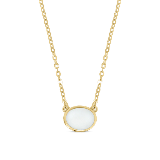 Kette aus goldfarbenem Metall mit ovalem Anhänger, der eine glatte, weiße Fläche aus Muttermilch-Kunstharz zeigt.