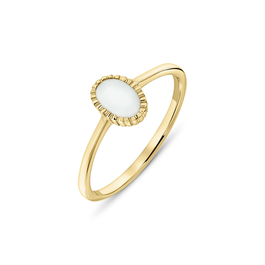 Goldener Ring mit ovaler Muttermilch-Kunstharzfläche, umgeben von einer gezackten Fassung.