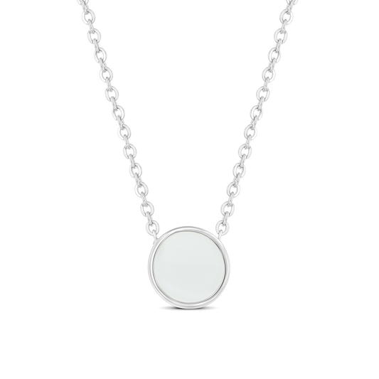 Lis Kette in Silber mit flachem, rundem weißem Muttermilchstein in glatter Zargenfassung, an zwei Seiten befestigt