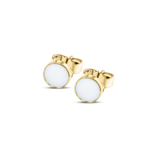 Zwei runde Ohrstecker aus goldfarbenem Metall mit einer glatten, weißen Fläche aus Muttermilch-Kunstharz.