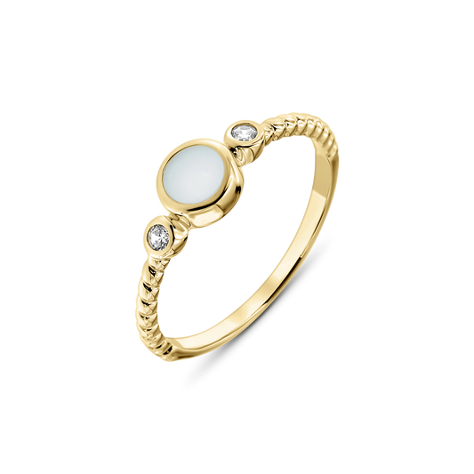 Goldener Ring mit einer runden, milchigen Kunstharzfläche in der Mitte, umgeben von zwei kleinen, funkelnden Steinen und einem geflochtenen Band.