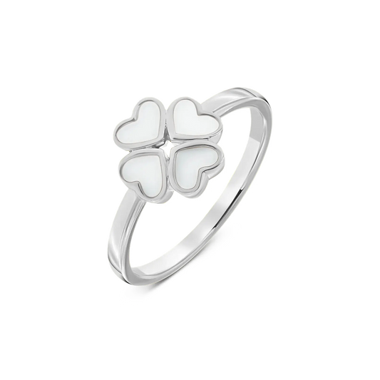 Silberner Ring mit vier herzförmigen Elementen aus weißem Muttermilch-Kunstharz.