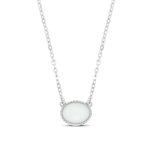 Silberne Kette mit ovalem Anhänger aus Muttermilch-Kunstharz, umrandet von einer feinen Perlenfassung.
