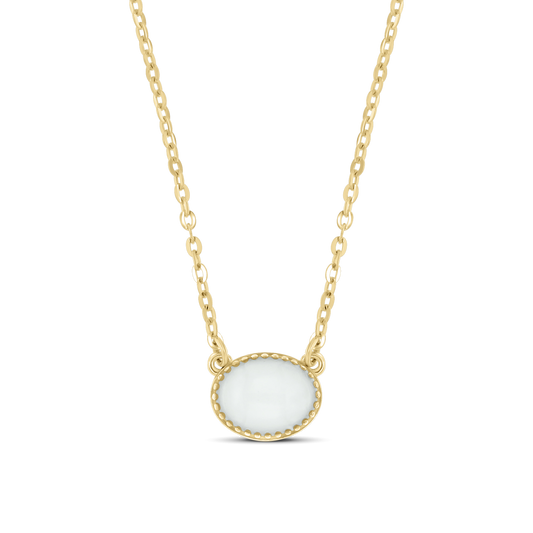 Kette aus goldfarbenem Metall mit ovalem Anhänger, der eine glatte, milchige Fläche aus Kunstharz zeigt, umgeben von einer feinen, strukturierten Fassung.