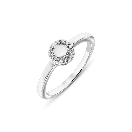 Silberner Ring mit runder Muttermilch-Kunstharzfläche, umgeben von kleinen, funkelnden Steinen.