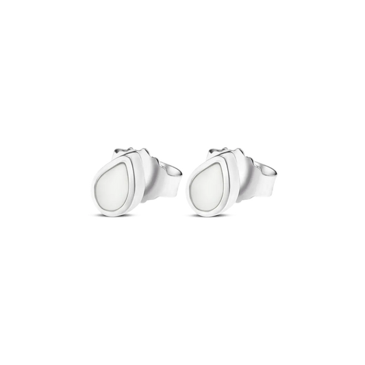 Silberne Ohrstecker in Tropfenform mit einer glänzenden Fläche aus Muttermilch-Kunstharz.