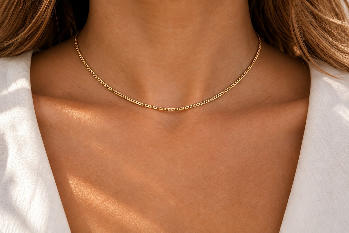 Klassische Kette aus glänzendem Gelbgold mit feinem, geschmeidigem Design, das elegant am Hals liegt.