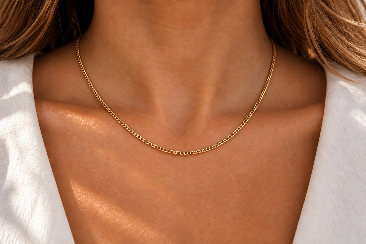 Kette aus glänzendem Gelbgold mit feiner, klassischer Gliederung, die sanft am Hals liegt.