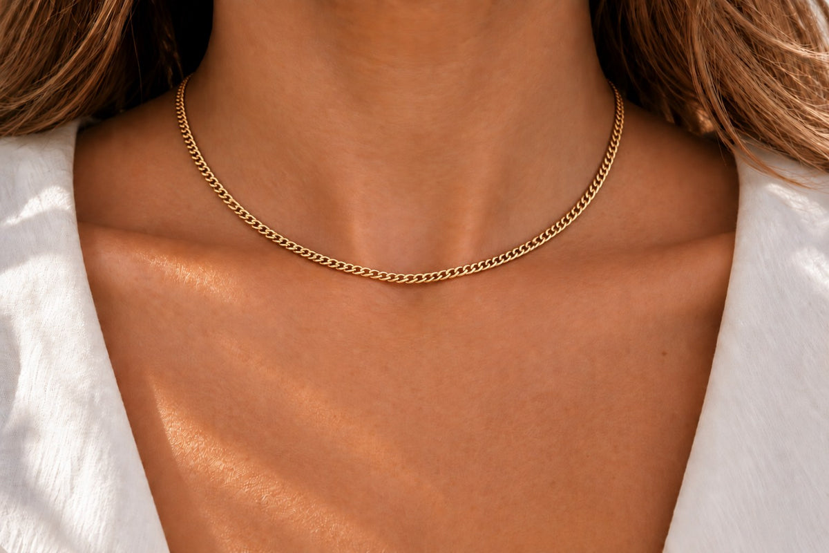 Kette aus glänzendem, gelbem Metall mit einer klassischen Gliederung, die eng am Hals anliegt.