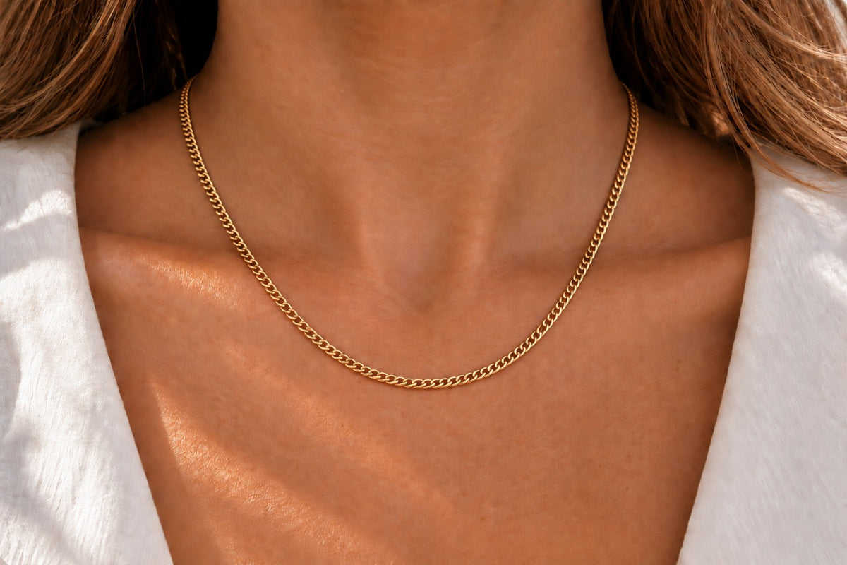 Kette aus glänzendem Gelbgold mit feinem Gliederdesign, schlichte und moderne Optik.