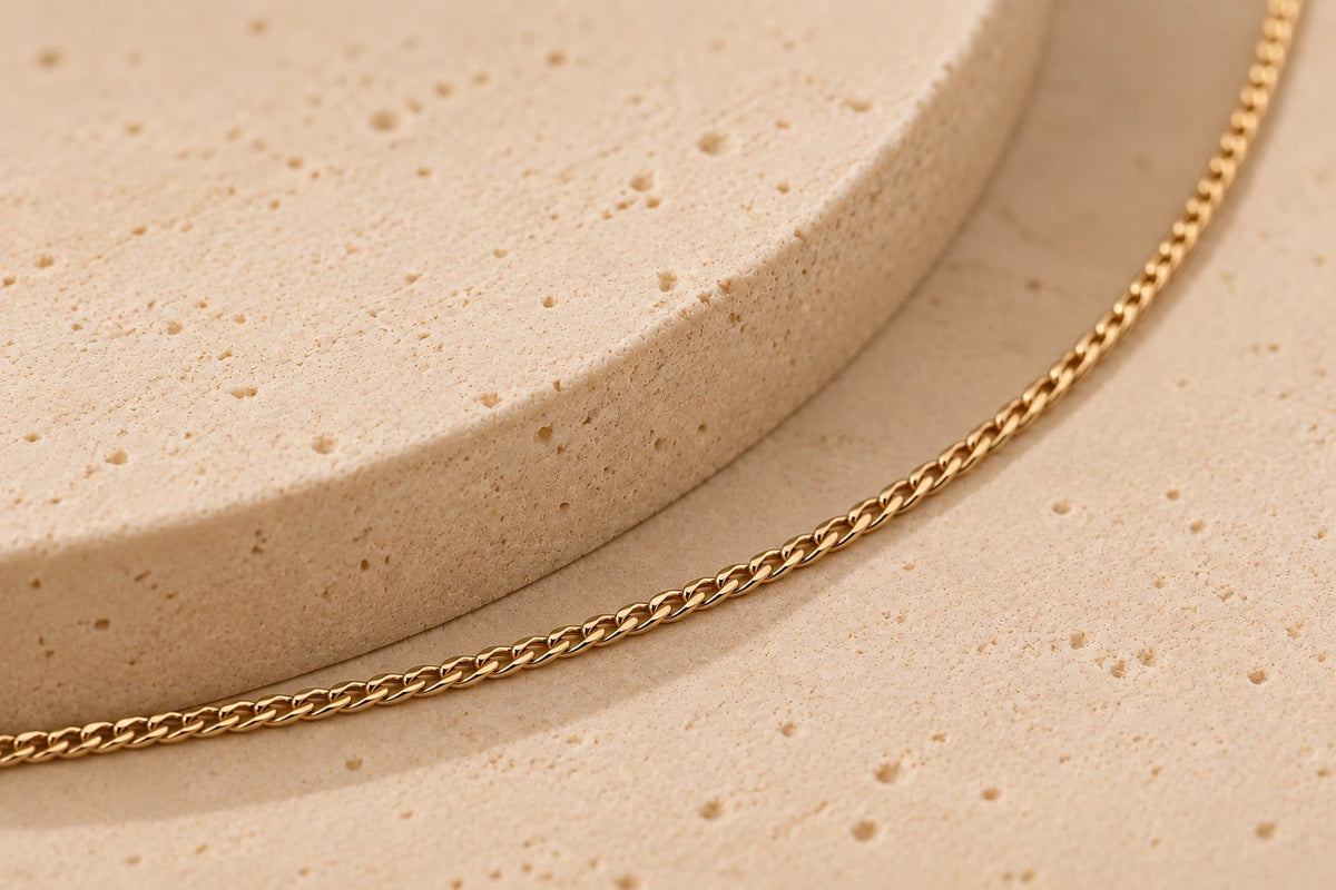Feine Kette aus gelbgoldenem Metall mit klassischem, schlichten Design und zarten Gliedern.