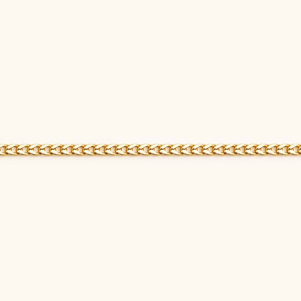 Kette aus gelblich-goldenem Metall mit klassischem, geflochtenem Design.