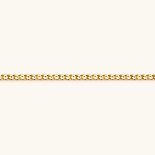 Kette aus gelblich-goldenem Metall mit klassischem, geflochtenem Design.