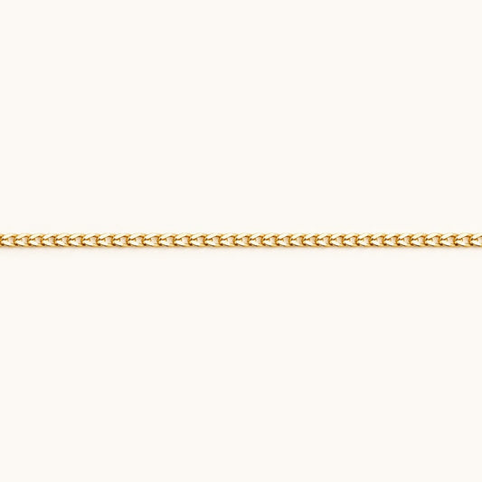 Feine Kette aus glänzendem Gelbgold mit einem klassischen, geflochtenen Design.
