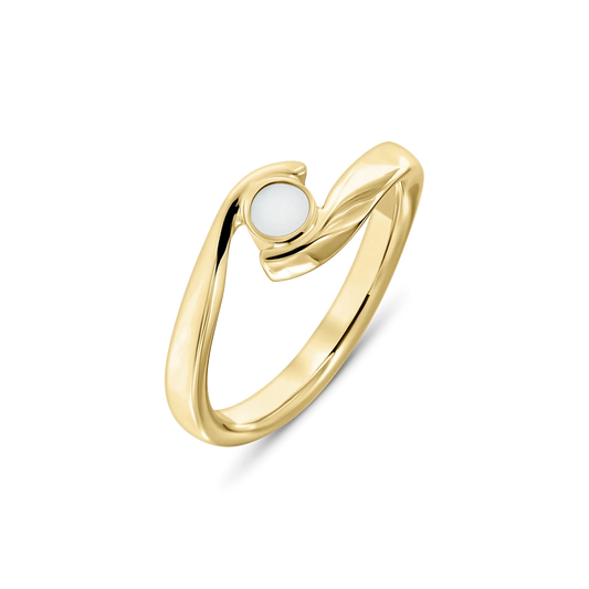 Goldener Ring Olivia mit geschwungenem Band, das sich um einen runden Muttermilchstein legt